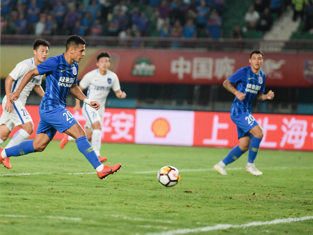 米内罗传射建功吴曦破门 申花客胜河南 比赛开场后,对双方来说都是一次心理博弈。